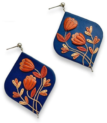 Ellen Randall positions bouquets of impossibly small flowers on earrings on PolymerClayDaily.com Ellen Randall positions bouquets of impossibly small flowers on earrings on PolymerClayDaily.com
